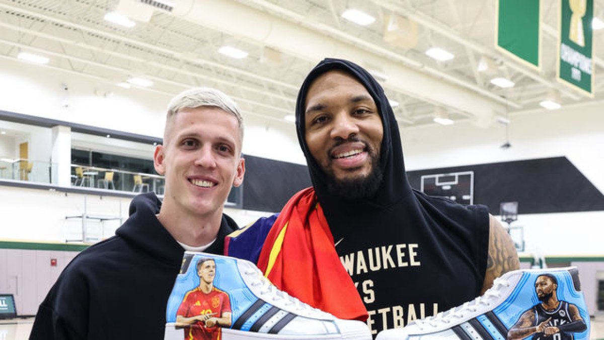 Dani Olmo va conèixer el jugador de l’NBA Damian Lillard. - MILWAKEE BUCKS