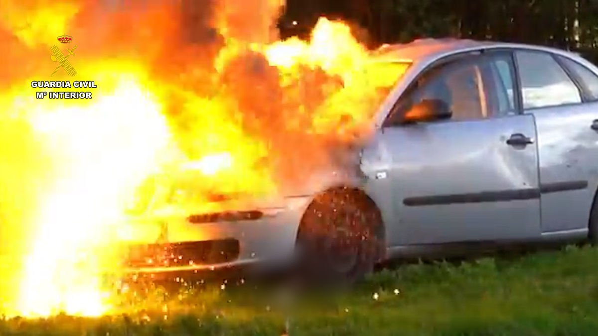 Imatge d’un dels vídeos en què es mostra la destrucció d’un turisme amb explosius. - EFE/GUÀRDIA CIVIL