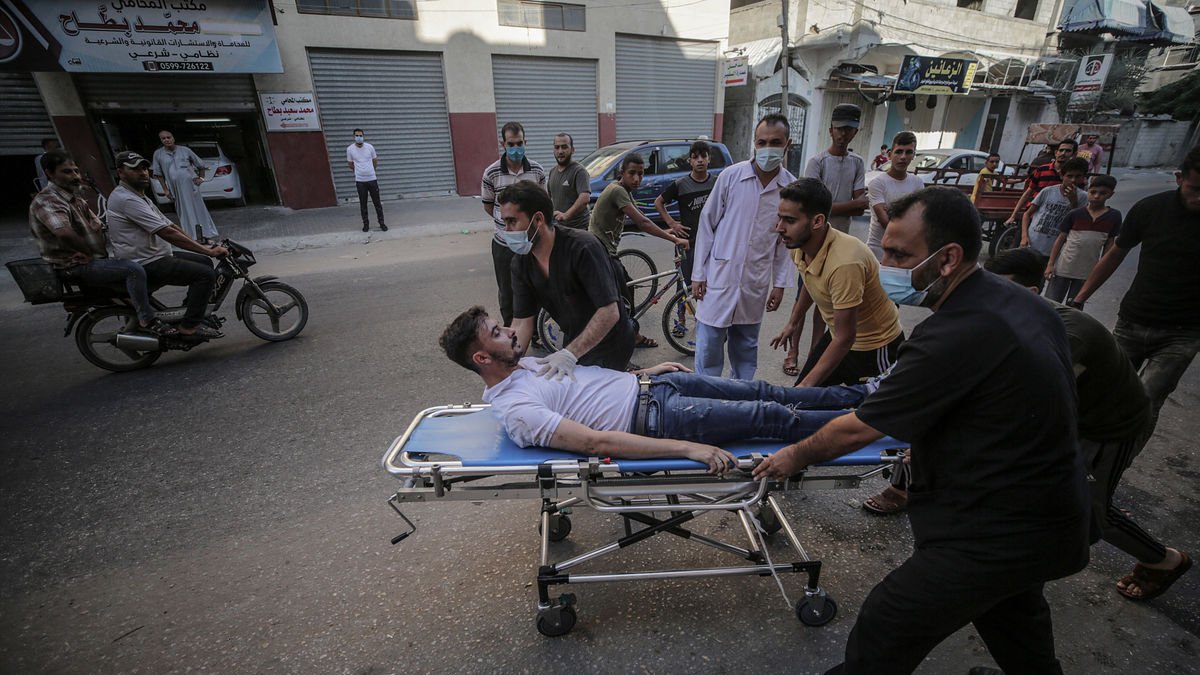 Trasllat de ferits a l’hospital Kamal Adwan en una imatge d’arxiu. - EFE/EPA/MOHAMMED SABER