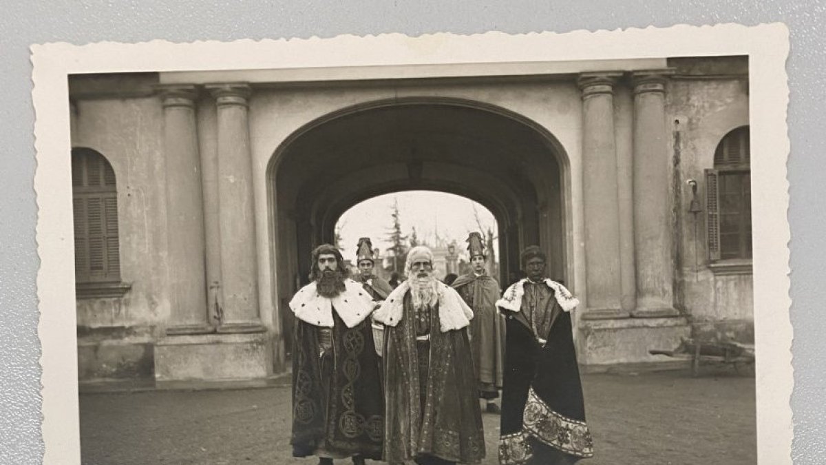 Els Reis de la Diputació. Als anys 20 i principis dels 30, la corporació provincial organitzava el 6 de gener una visita dels Reixos a ancians, malalts i nens pobres a la Maternitat i l’Hospital Provincial. - SAMUEL FARRAN - ARXIU MUNICIPAL DE LLEIDA