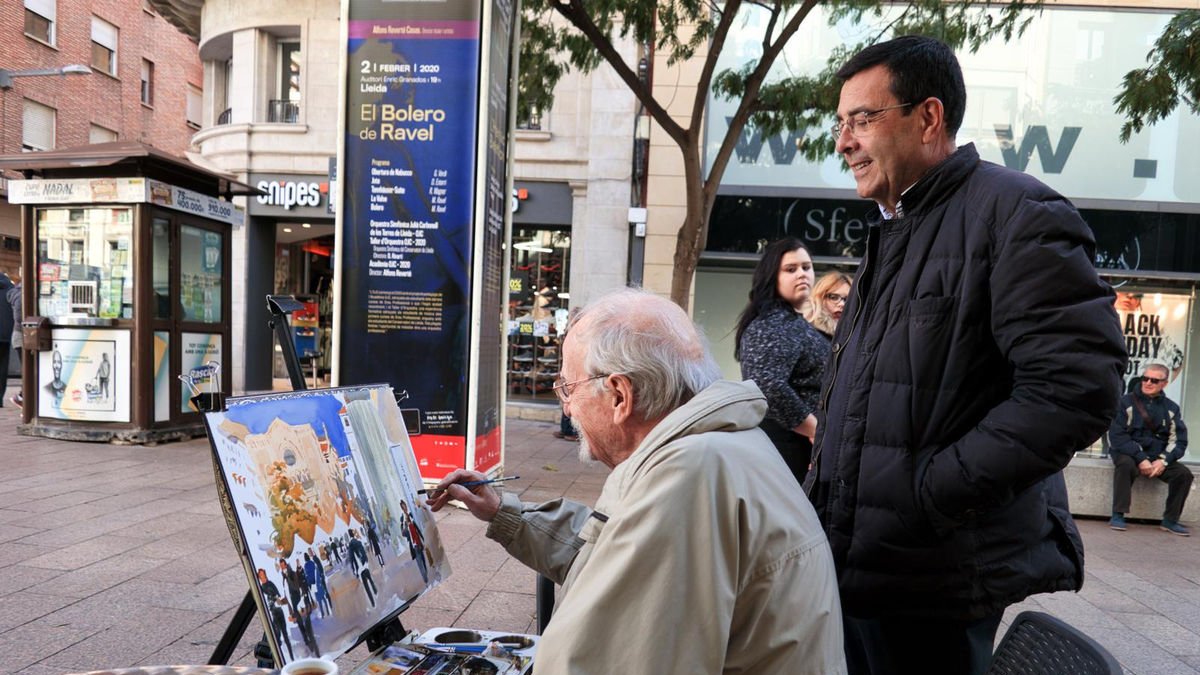 L’artista lleidatà, pintant una aquarel·la en ple carrer, a la plaça Sant Joan, amb l’autor d’aquest article.