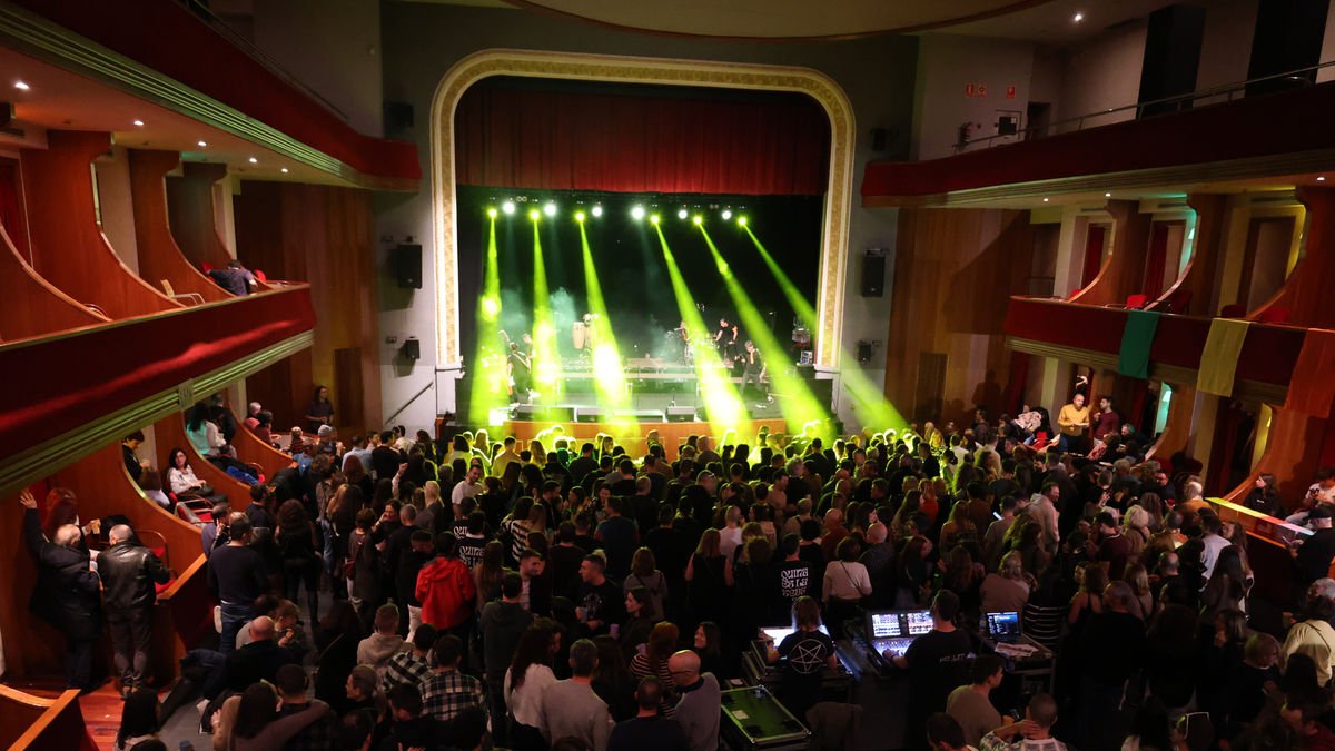 Una de las actuaciones de la tarde-noche de ayer en L’Amistat de Mollerussa, que agotó las entradas de este concierto solidario. - J.GÓMEZ