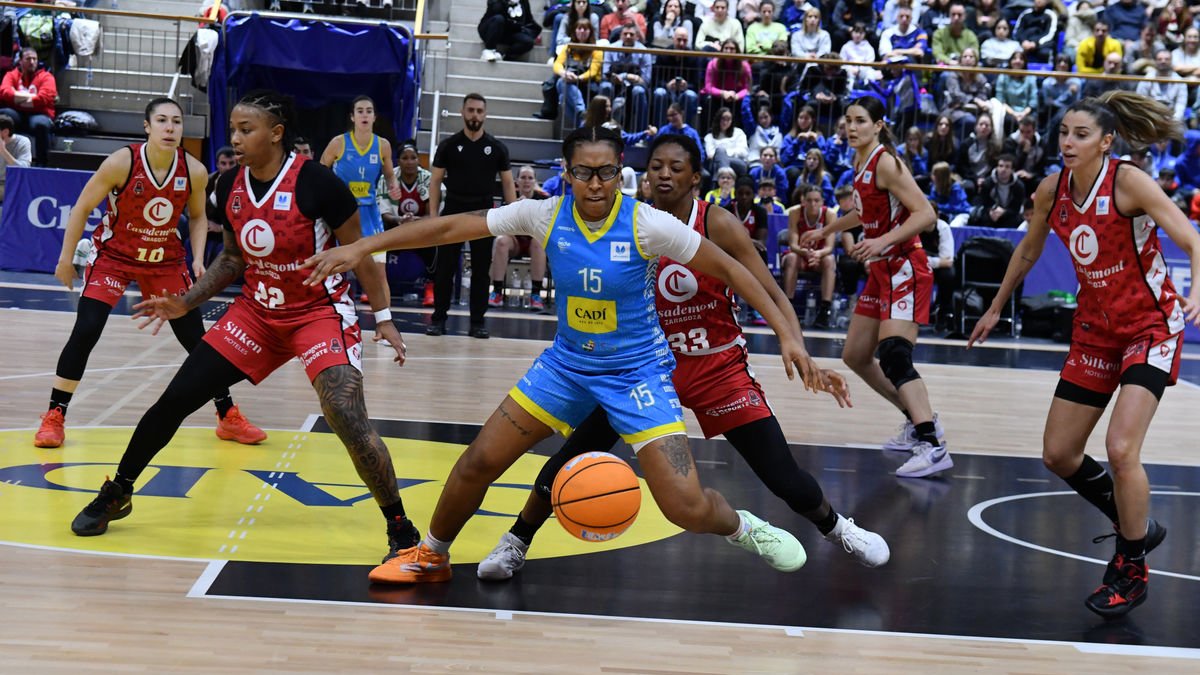 Baines intenta agafar la posició pressionada per Mawuli. - AGUSTÍ PEÑA