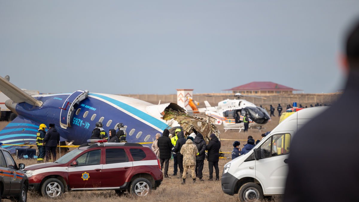 Imatge de les restes de l’avió azerbaidjanès sinistrat aquest dimecres al Kazakhstan. - ISA TAZHENBAYEV / XINHUA NEWS