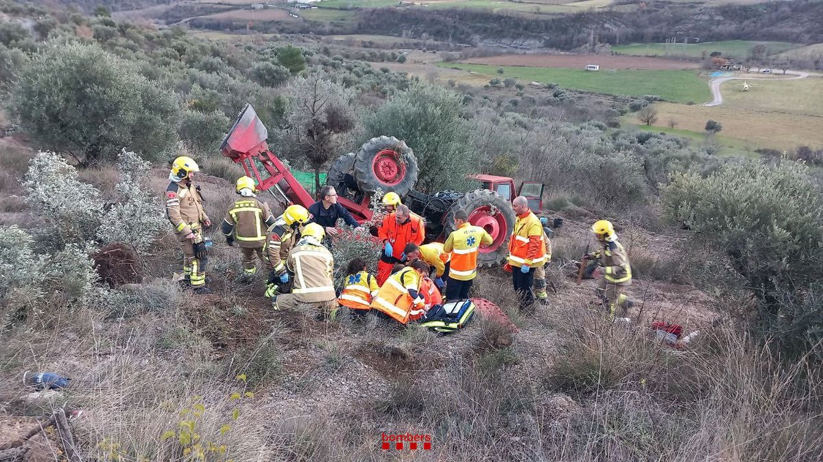 Atenció ahir del tractorista accidentat a la zona dels Vinyets a Organyà. - BOMBERS DE LA GENERALITAT