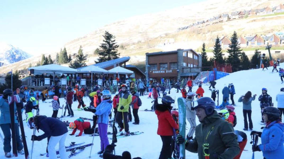 Esquiadores ayer en las pistas aranesas de Baqueira Beret. - EDGAR ALDANA