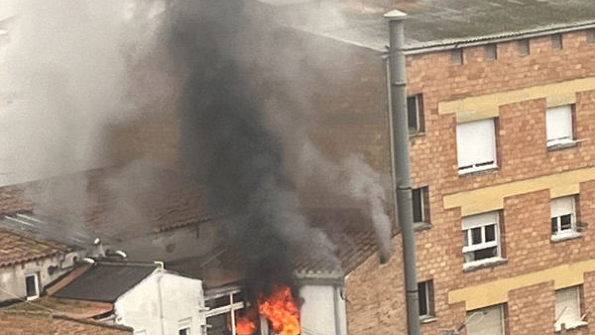 Vista de les flames a l’àtic. - JORDI RICART