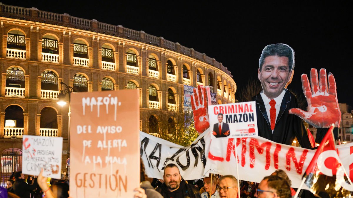 La manifestación recorrió el centro de Valencia coincidiendo con la apertura comercial navideña. - EFE