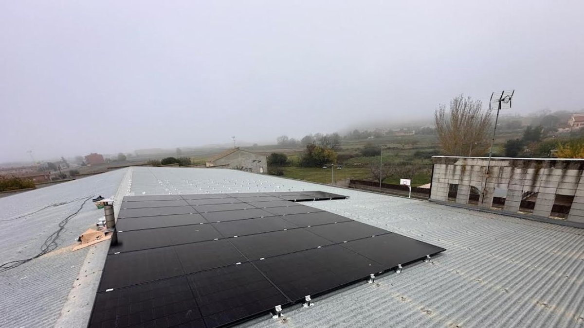 Imatge dels panells solars a la teulada del poliesportiu. - AJUNTAMENT DE PREIXANA