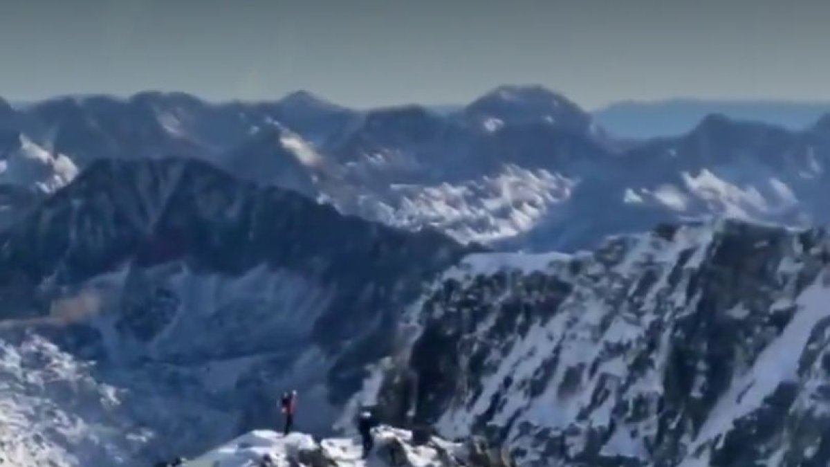 Los dos jóvenes en la cima de donde fueron rescatados. - BOMBERS DE LLEIDA