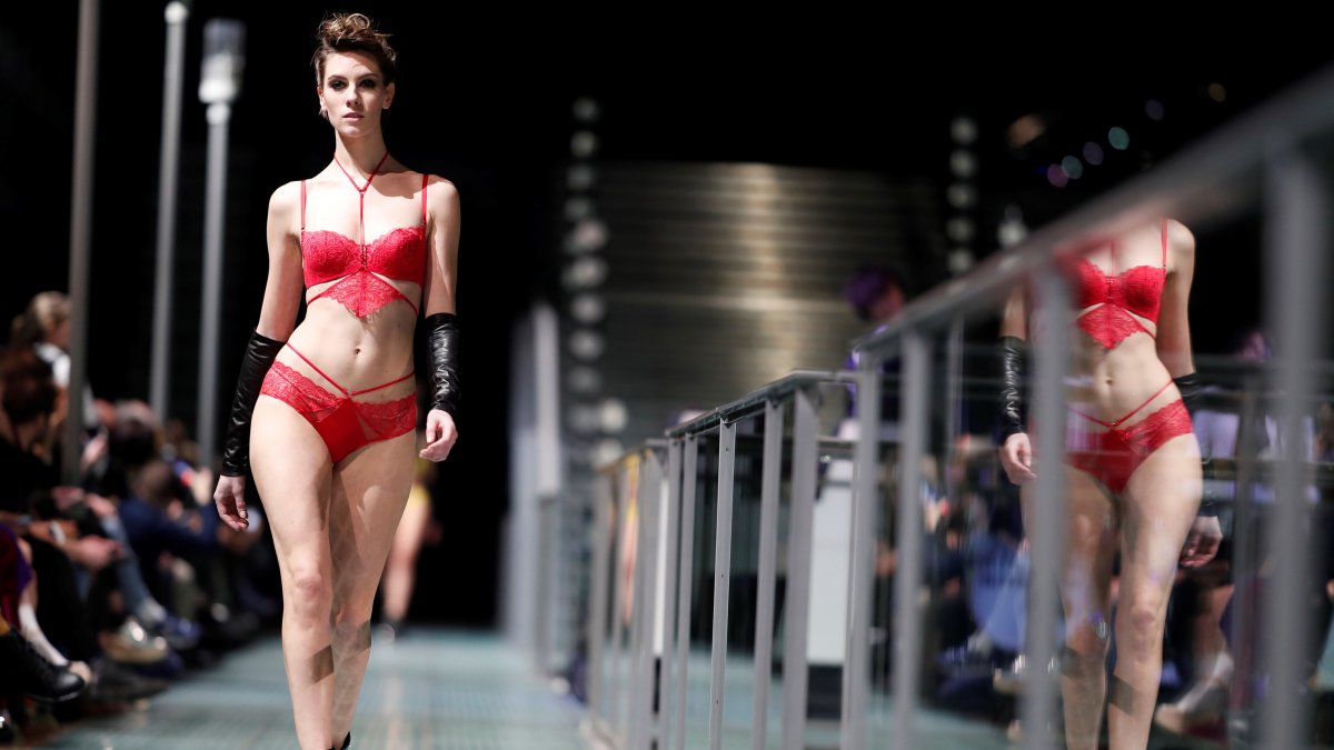 Imatge d’arxiu d’una model amb llenceria roja a la París Fashion Week.