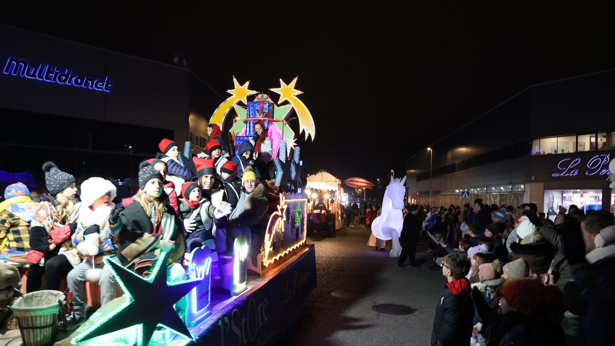 Una de las carrozas que recorrieron ayer las calles de Torrefarrera en la rúa de los ‘camarlencs’. - AMADO FORROLLA