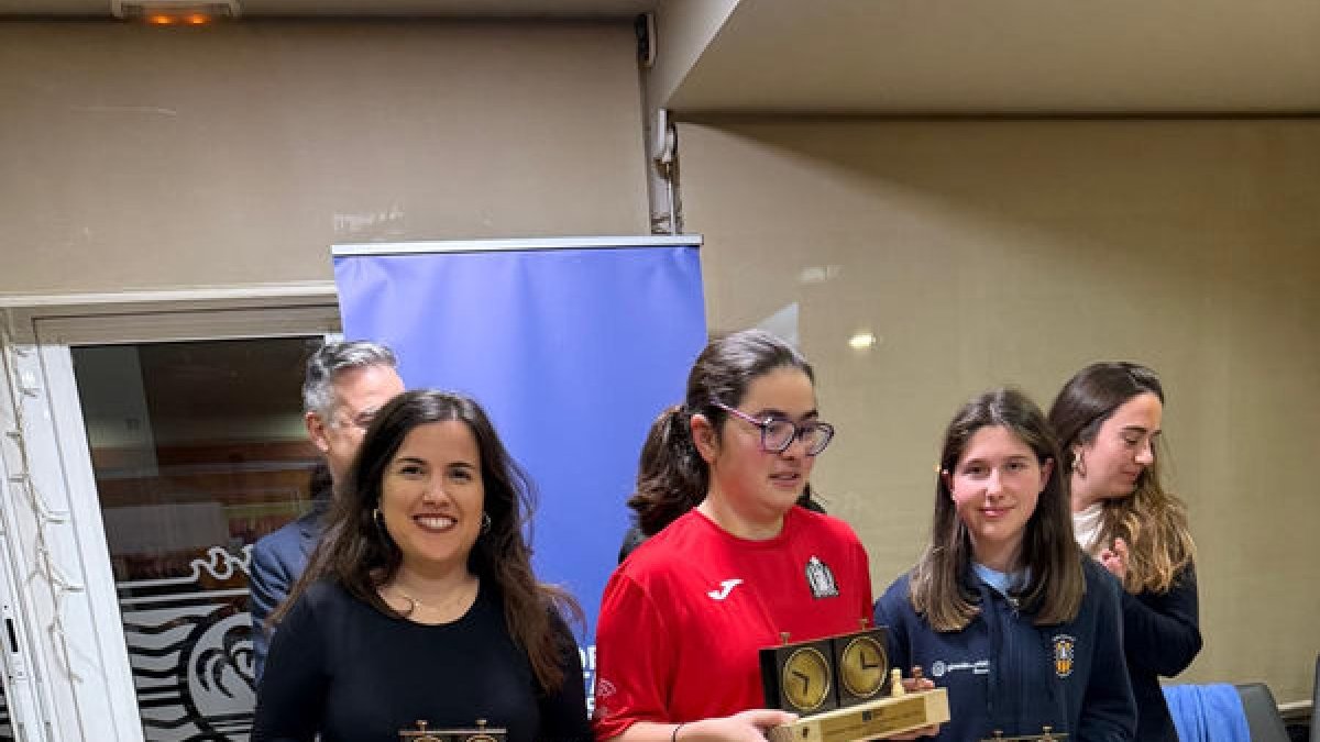Laia Bosch, primera per la dreta, amb el trofeu.