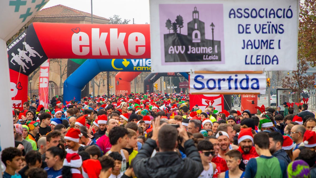 Un moment de la sortida, l’any passat, de la Sant Silvestre de Lleida. - GERARD HOYAS
