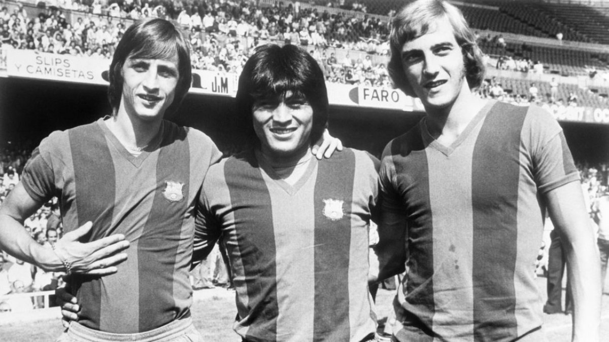 Sotil, entre Johan Cruyff i Johan Neeskens, durant la presentació de la plantilla del Barça 1974-75. - EFE