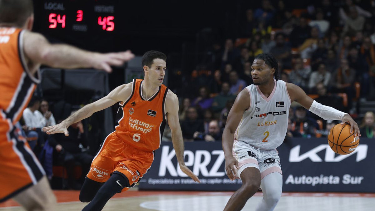 Walden, defensat per López-Arostegui, va poder reaparèixer després de la gastroenteritis. - ACB PHOTO/MIGUEL ÁNGEL POLO