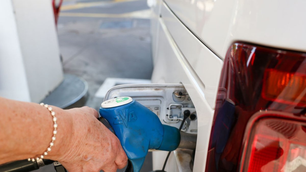 Llenar el depósito del coche se ha encarecido en el último mes. - EUROPA PRESS