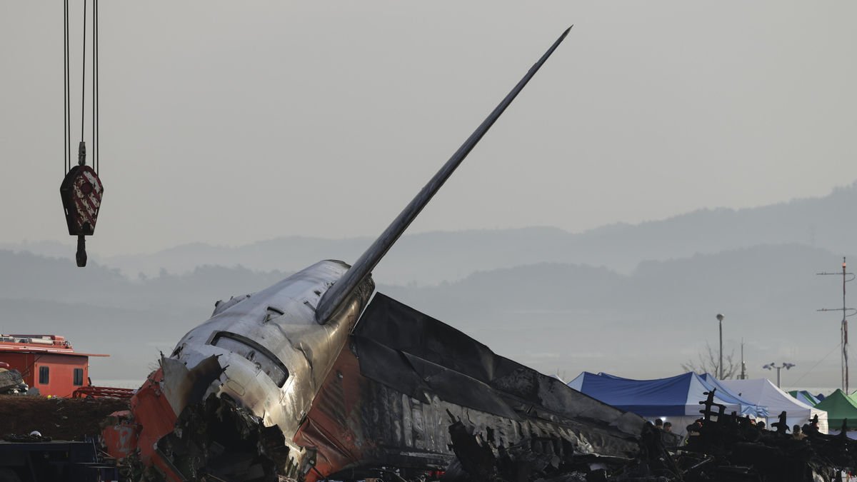 Imagen de los restos del aparato accidentado en Corea del Sur. - EFE/EPA/HAN MYUNG-GU