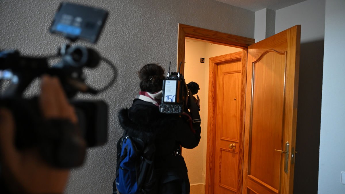 Imatge del domicili on la Policia Nacional investiga el crim com un cas de violència masclista. - EFE/ FERNANDO VILLAR