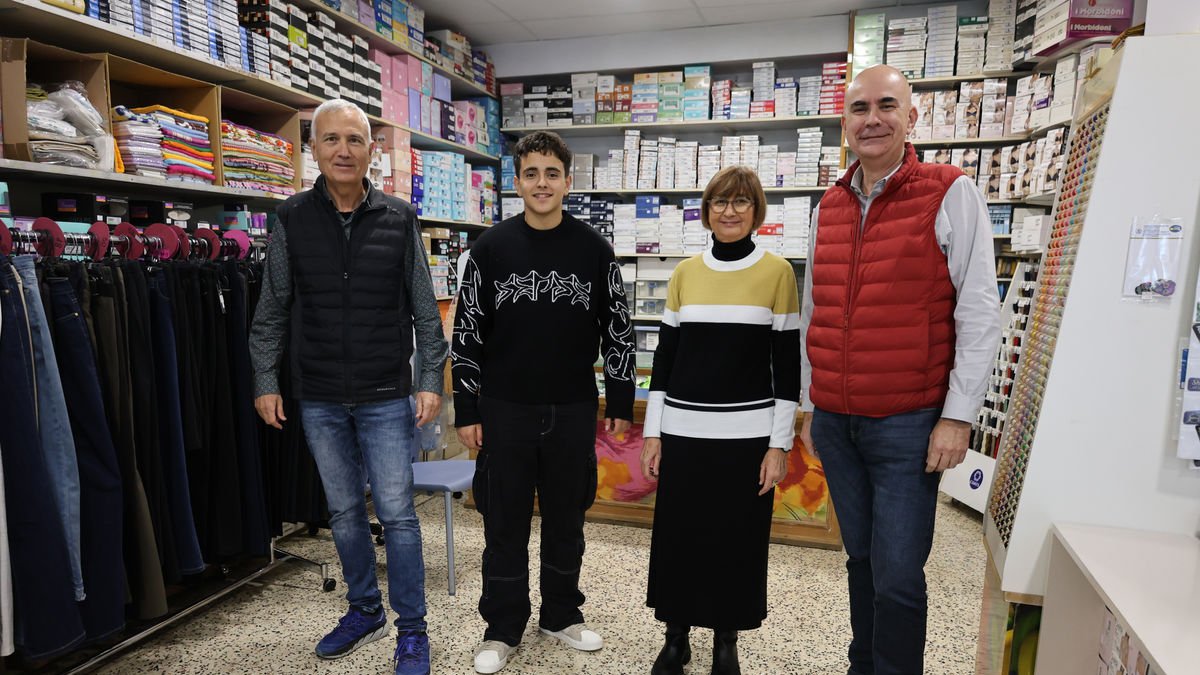 El regidor Francesc Rabès, Issam Charah i l’alcalde, Carles Palau, a la merceria Cal Jordi. - J. GÓMEZ