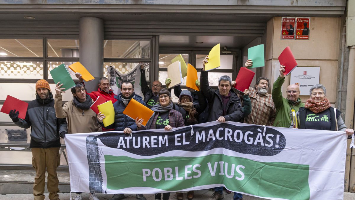 Miembros de la plataforma ayer en Lleida, donde presentaron las alegaciones ante la Generalitat. - JORDI ECHEVARRIA