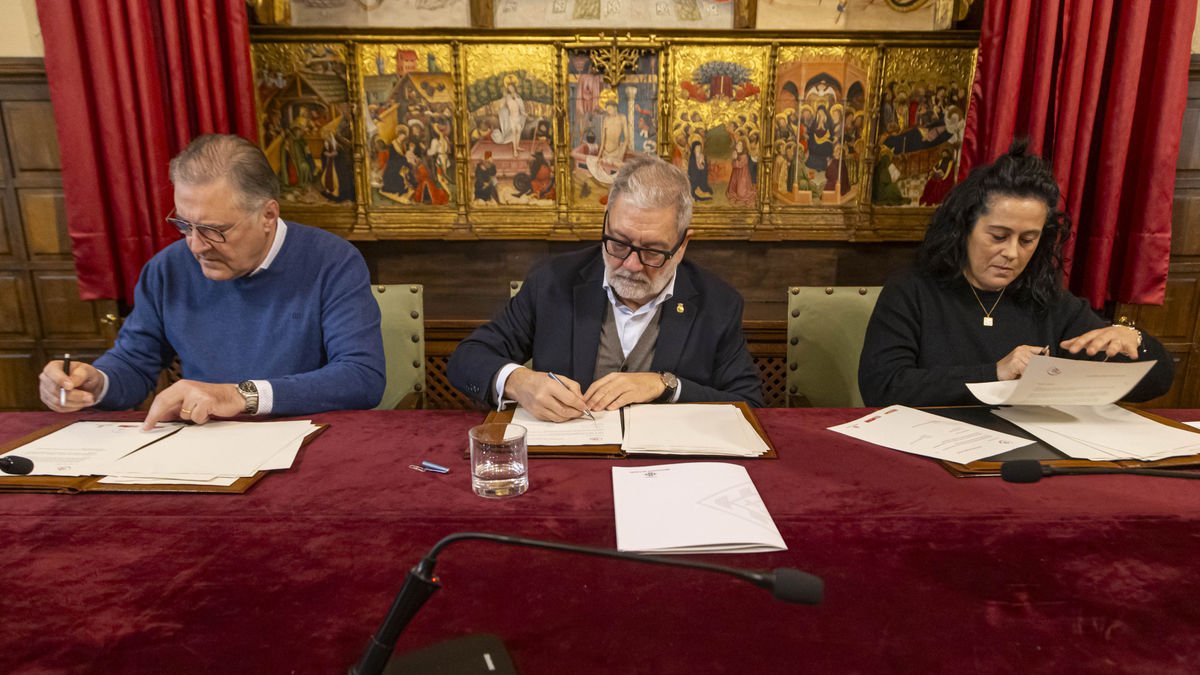 El secretari general d’UGT, l’alcalde i la secretària general de CCOO. - JORDI ECHEVARRIA