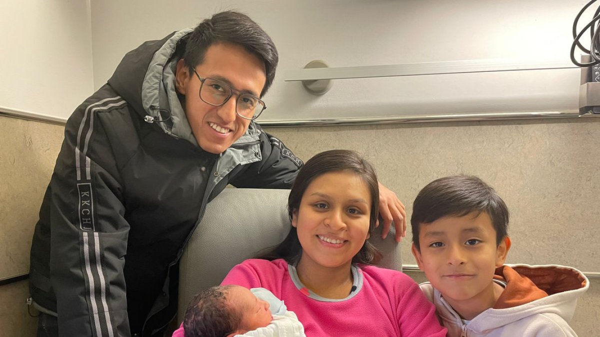 El pequeño Derek, con su familia, en el Aranu de Vilanova donde nació ayer. - DEPARTAMENT DE SALUT