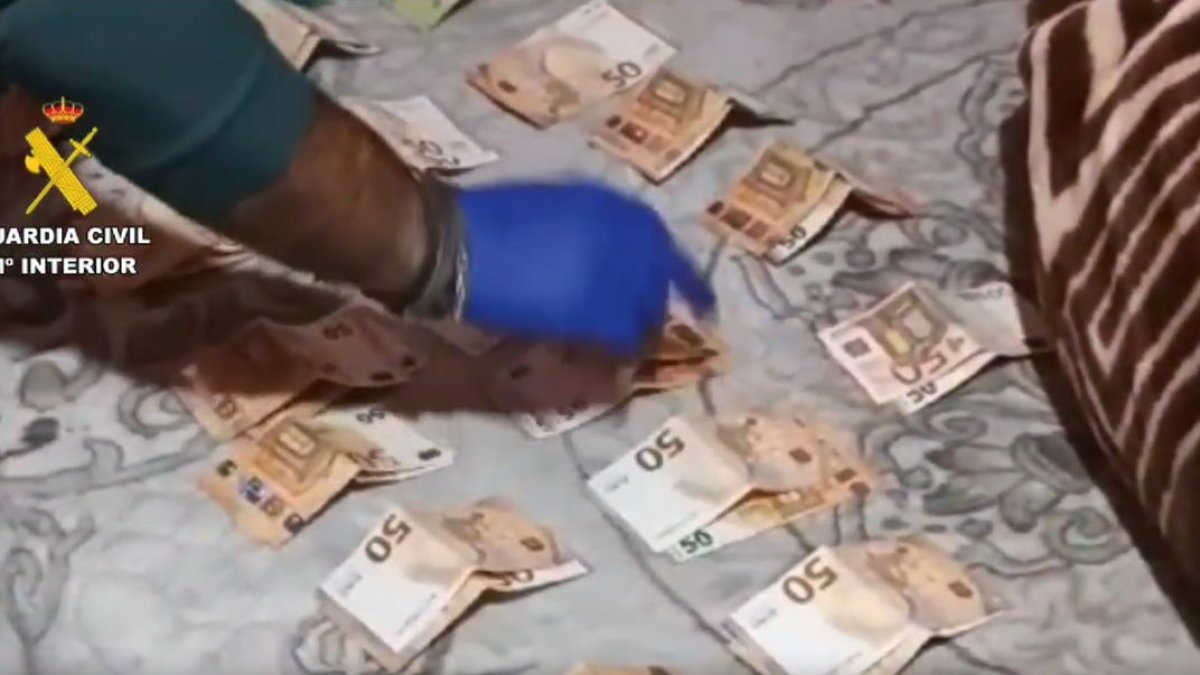 Els diners confiscats per la Guàrdia Civil als detinguts. - GUÀRDIA CIVIL