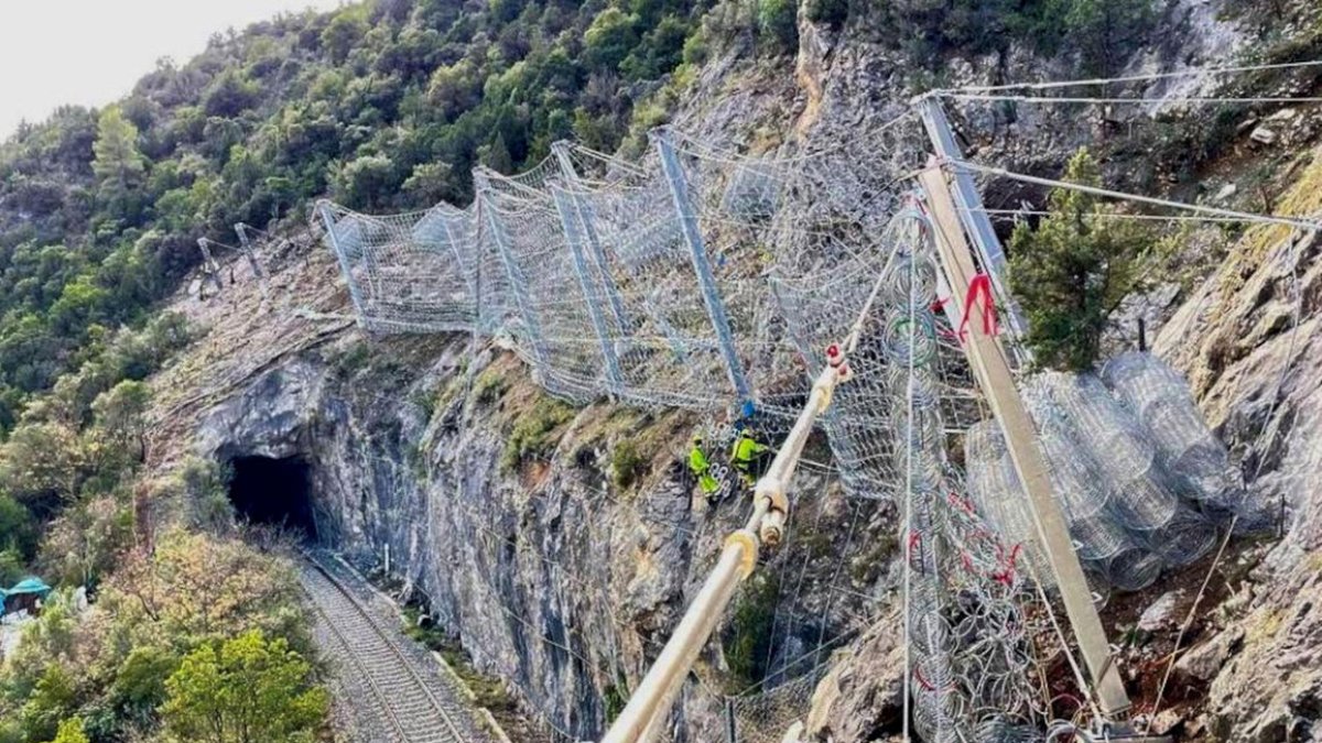 Los operarios ultimando los trabajos en las laderas. - ACN