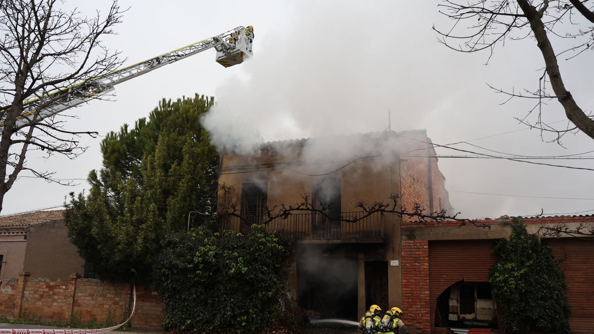 Efectivos de los Bomberos de la Generalitat trabajando en la extinción del fuego. - AMADO FORROLLA