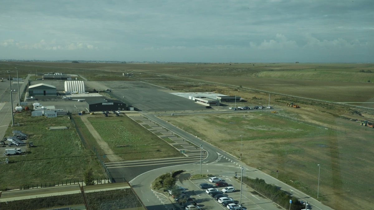 Vista de la zona industrial del aeropuerto de Alguaire desde la torre de control. - AMADO FORROLLA