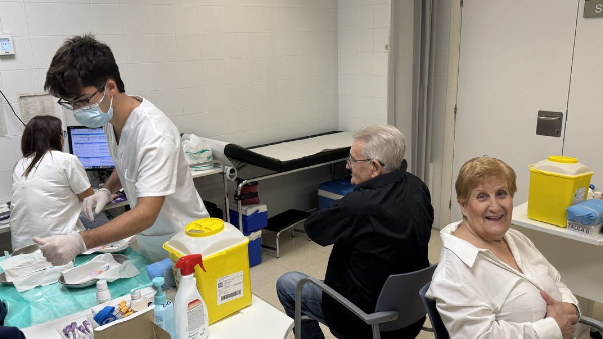 Vacunación contra la gripe y la covid en el CAP Primer de Maig. - MARC CARBONELL