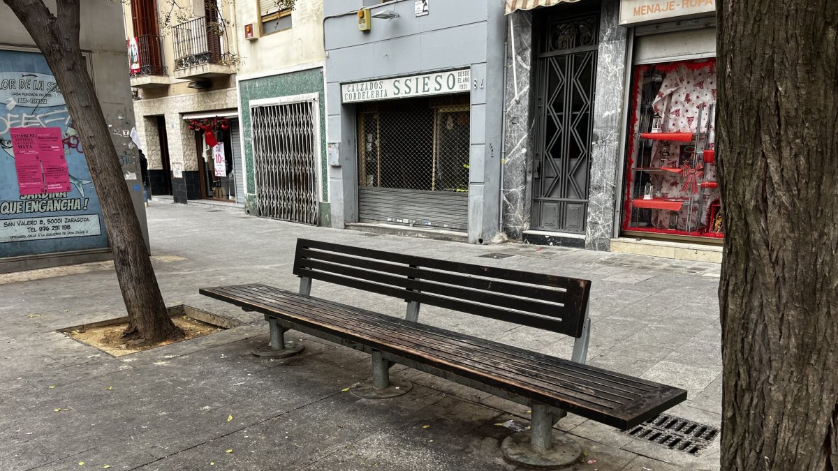 El banc on dormia la persona morta, a l’avinguda César Augusto.