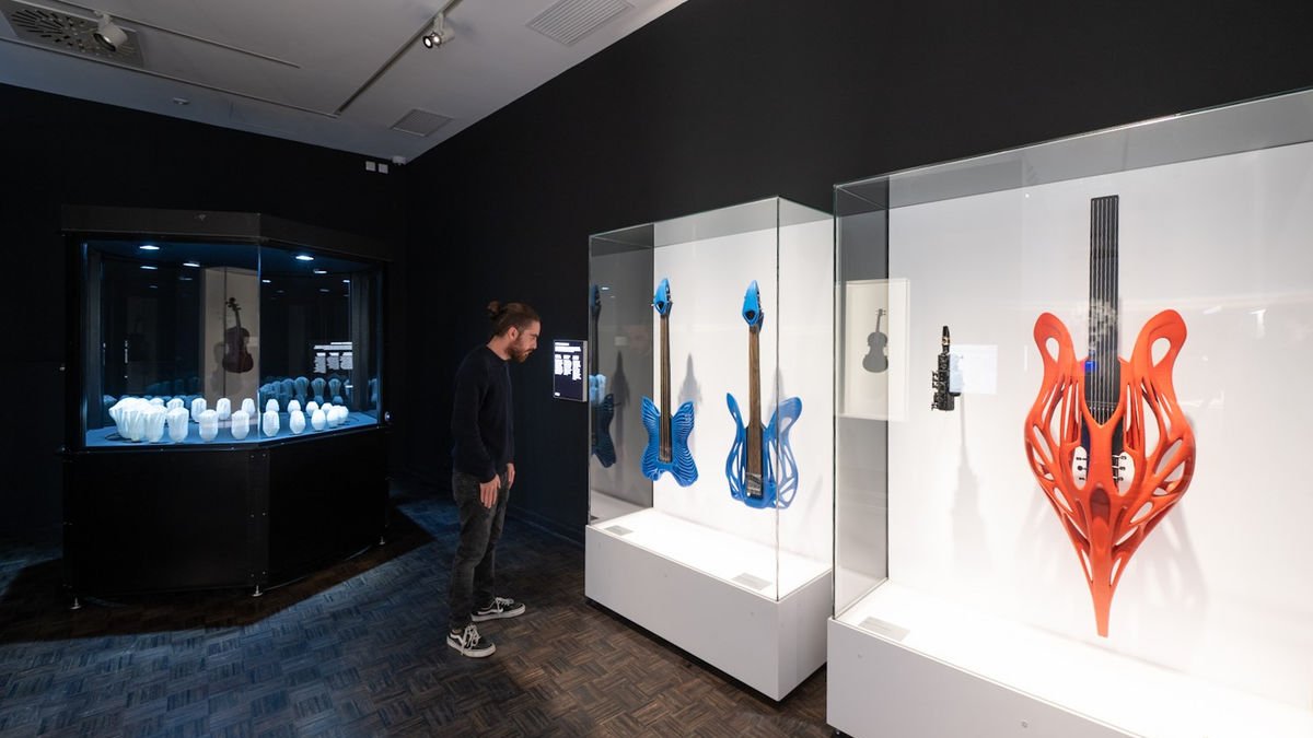 Guitarres elèctriques creades per impressores en 3D a l’exposició ‘Print 3D’, al CaixaForum Lleida. - CAIXAFORUM