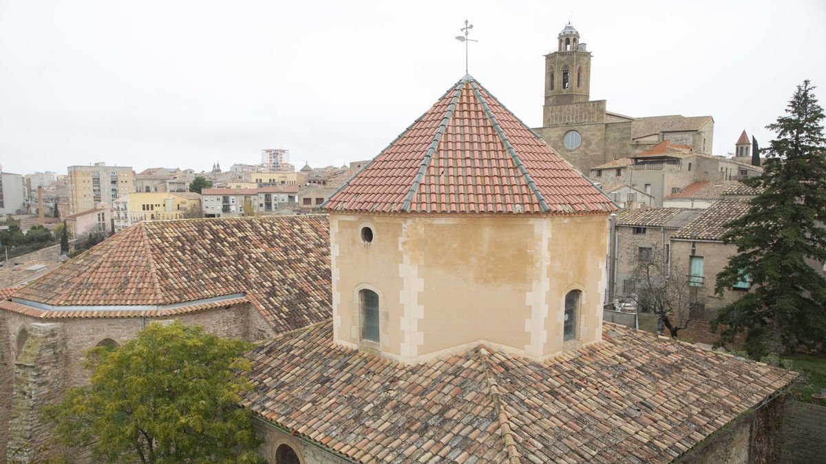 Se renovará el tejado del cimborrio de la capilla de Sant Tomàs que tiene filtraciones de agua. - CARMINA MARSIÑACH