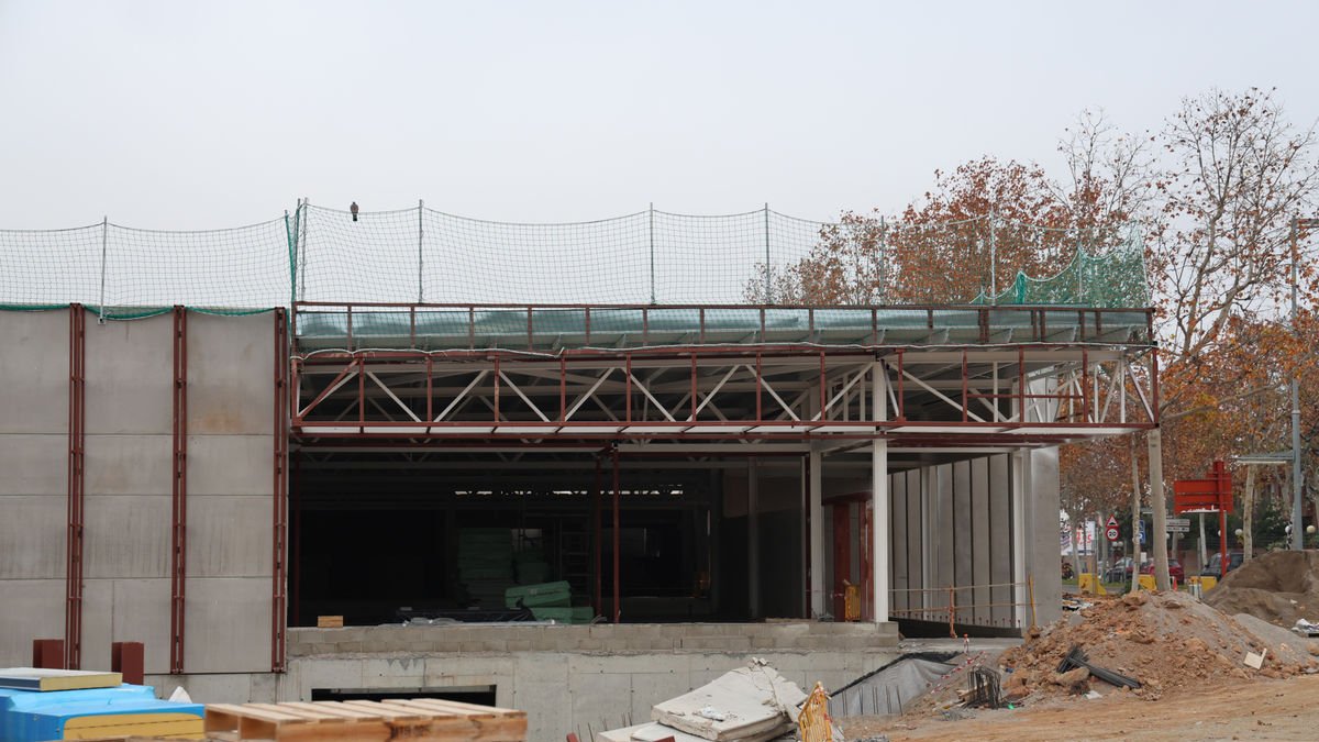 Vista de las obras del nuevo supermercado, ubicado en la esquina de Rovira Roure y Onze de Setembre. - AMADO FORROLLA