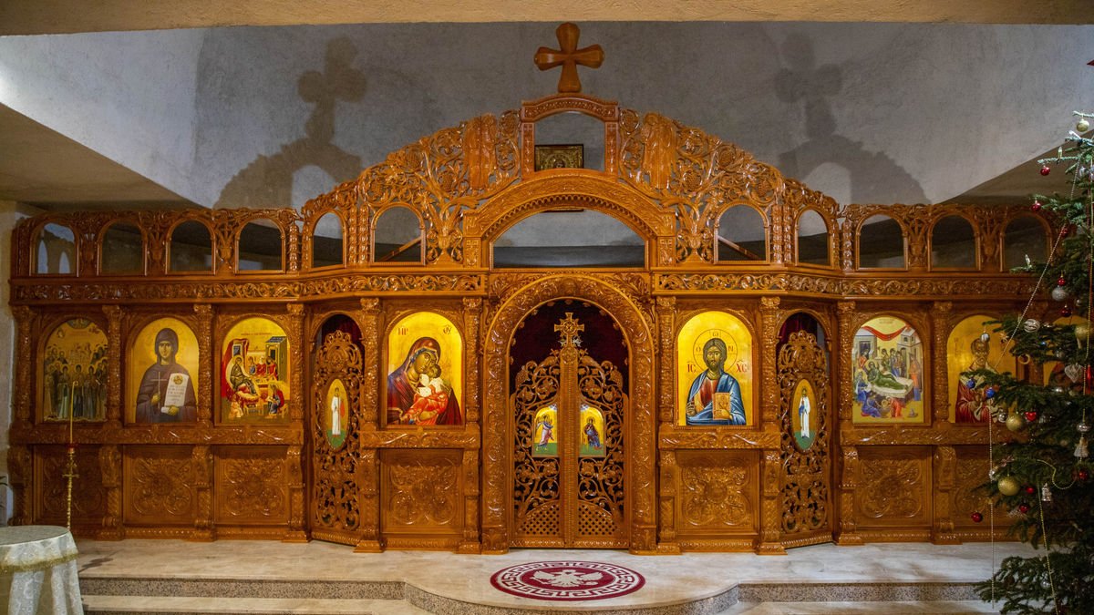 L’iconòstasi, de 10,5 metres de llarg, separa l’altar de la zona on són els fidels. - GERARD HOYAS