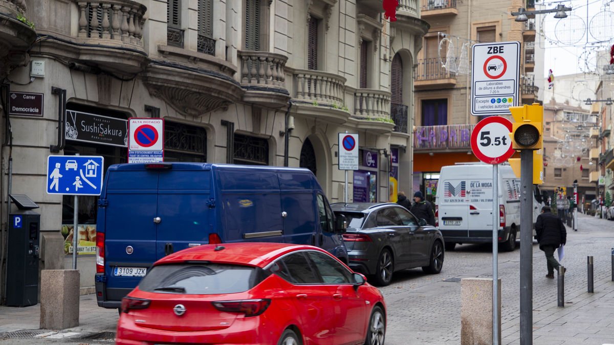 Un dels divuit senyals de la Zona de Baixes Emissions és a l’entrada del carrer Democràcia per la rambla Ferran. - MARC CARBONELL