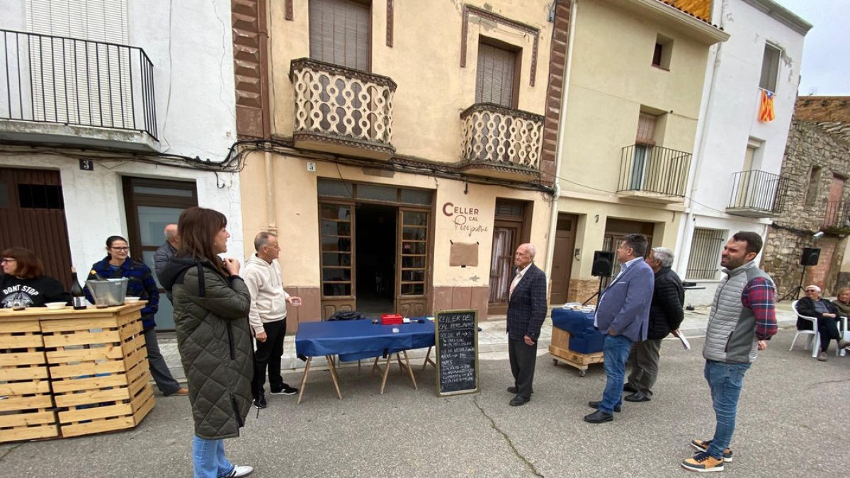 El propietario de la bodega, delante del edificio en una de las actividades gastronómicas. - BELLCAIRE EXPERIENCE