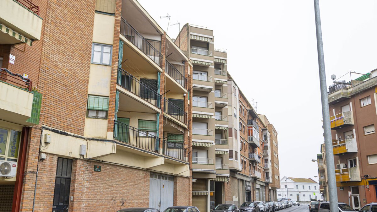 Imatge de l’edifici en el qual es rehabilitaran els cinc pisos cedits per un particular. - JORDI ECHEVARRIA