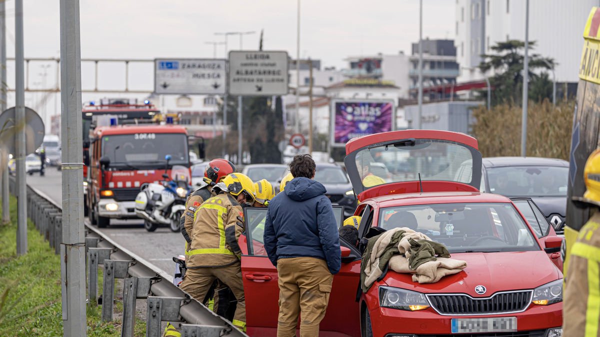 Retencions per una col·lisió entre tres vehicles a l'Ll-11 - JORDI ECHEVARRIA