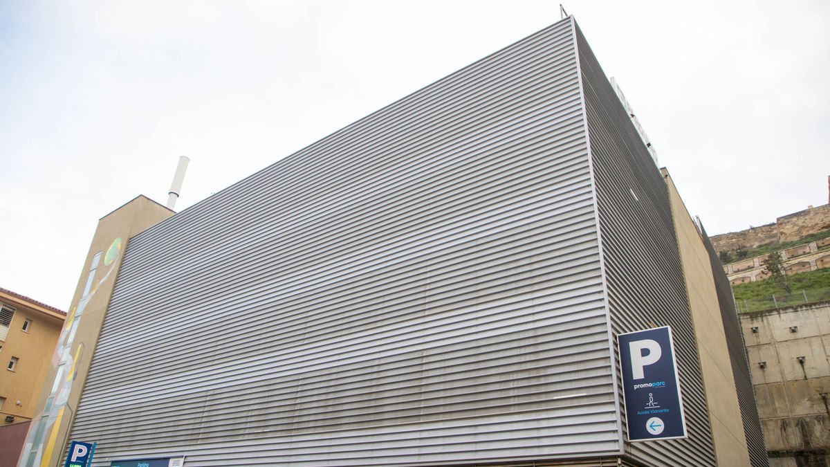 Arriba, el parking del Auditori. Abajo, el acceso al de la estación de trenes. - GERARD HOYAS