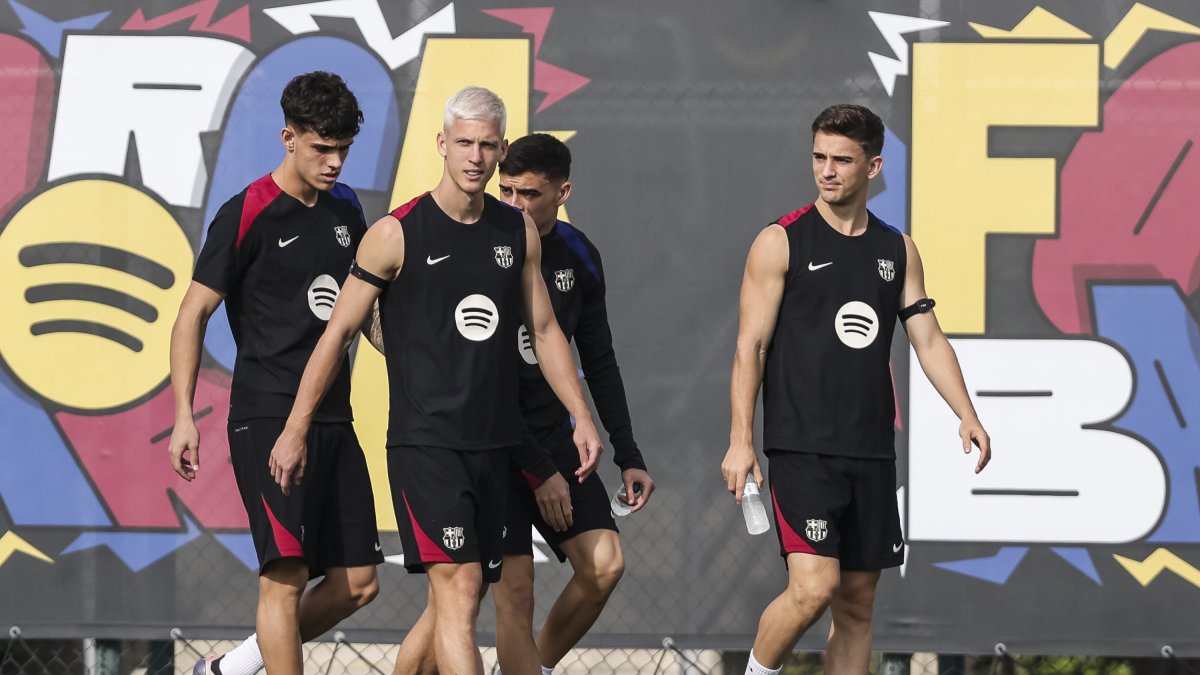 Archivo - Pau Víctor, Dani Olmo, Gavi y Pedri en un entrenamiento del FC Barcelona