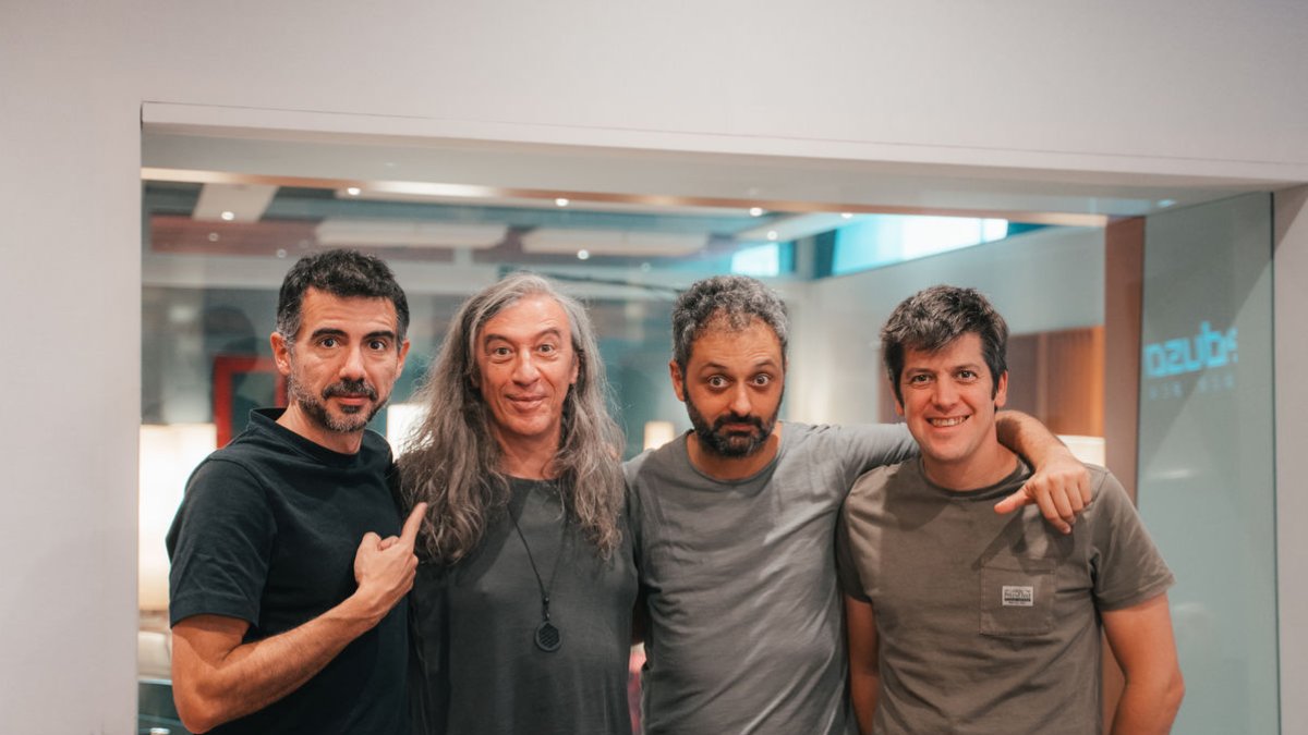 Els integrants del grup Els Amics de les Arts amb el cantant de Sopa de Cabra, Gerard Quintana. - ELS AMICS DE LES ARTS