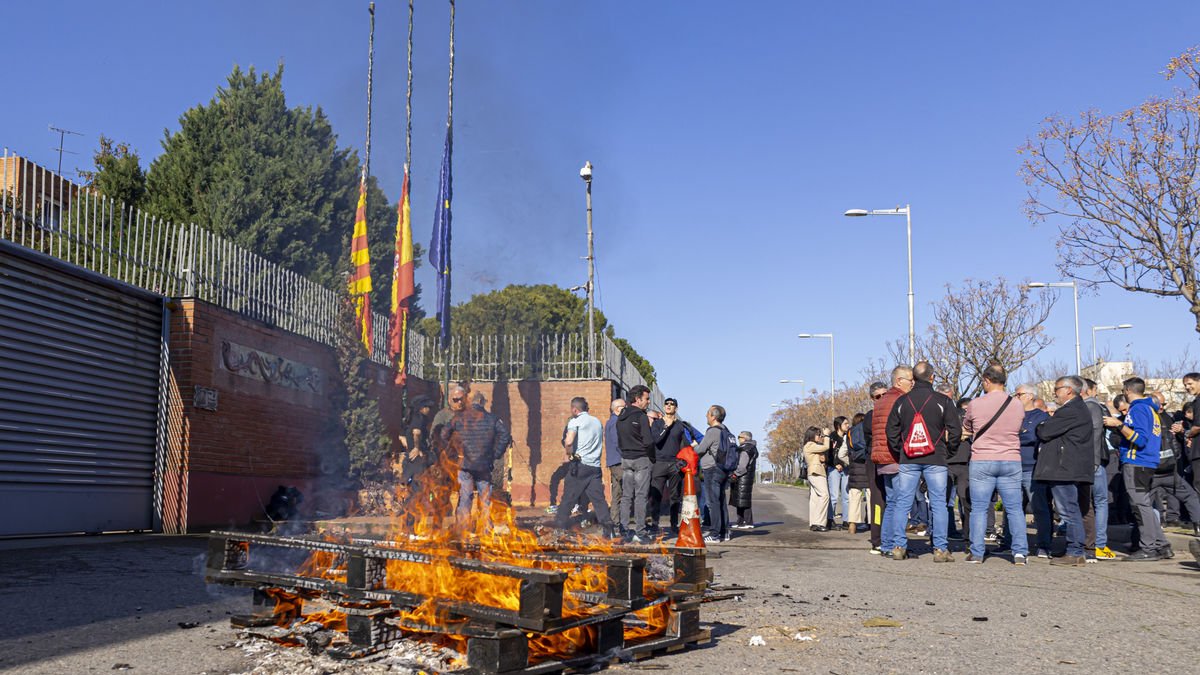 Una protesta hace un año a las puertas de la prisión de Lleida. - JORDI ECHEVARRIA