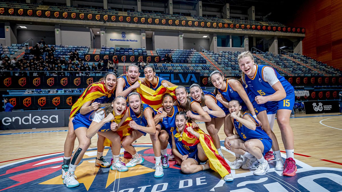 La selecció catalana femenina en categoria cadet, que dirigeix Lluís Biosca, celebra el pas a la final. - FCBQ
