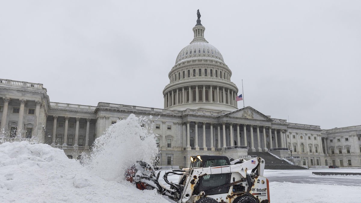 Una quitanieves limpia del exterior del Capitolio de Estados Unidos, en Washington. - EFE/EPA/JIM LO SCALZO