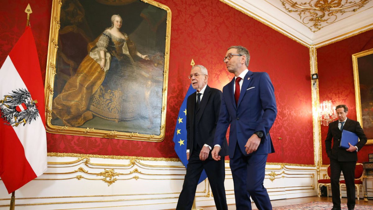 El presidente Alexander Van der Bellen junto a Herbert Kickl. - TOBIAS STEINMAURER / APA / DPA