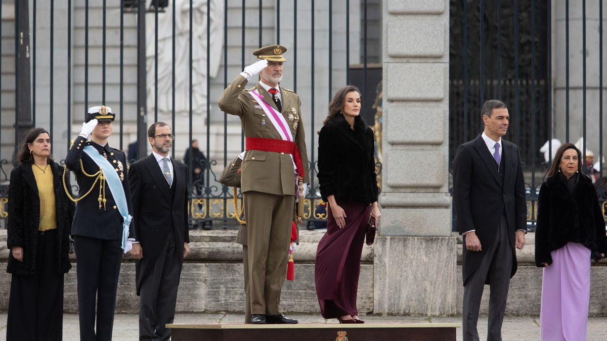 Los reyes y la princesa Leonor junto a Robles y Sánchez durante el acto de la Pascua Militar. - EUROPA PRESS