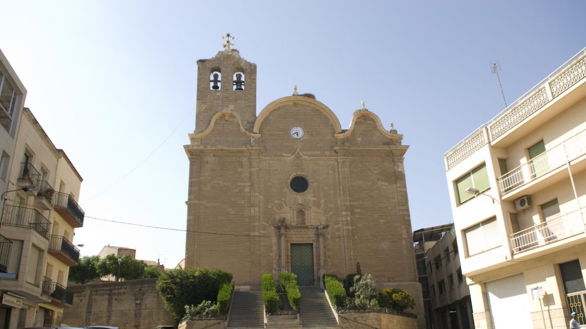 Imagen de archivo de la iglesia de la Mare de Déu de l’Assumpció de Alcarràs con sus dos campanas. - AJUNTAMENT D’ALCARRÀS